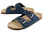 Blaue Sandalen mit Schnalle und Korksohle.