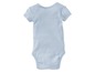 Ein hellblaues Baby-Body mit kurzen Ärmeln.