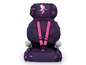 Ein lila Autokindersitz mit rosa Gurten und einem Märchenmuster.