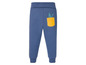 Blaue Jogginghose mit gelber Tasche und Blätterprint.