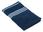 Ein dunkelblaues Handtuch mit weißen Streifen.