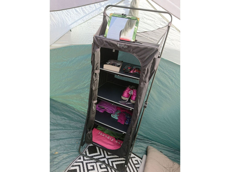 Vango Aufbewahrungsschrank mit Schuhen, Kleidung und Accessoires in einem Zelt.