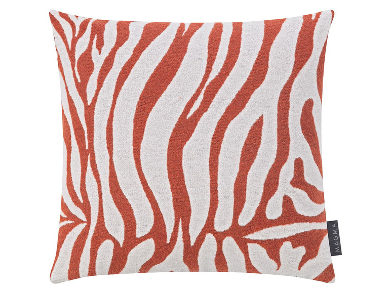 Ein orangefarbenes Kissen mit Zebra-Muster von Magma.