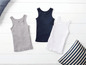 Drei Basic Tanktops in Grau, Weiß und Dunkelblau.