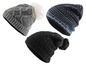 Drei Strickmützen: eine graue mit Bommel, eine dunkelblaue mit skandinavischem Muster und eine schwarze mit Bommel.