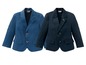 Zwei blaue Blazer für Jungen, einer dunkelblau und einer hellblau.
