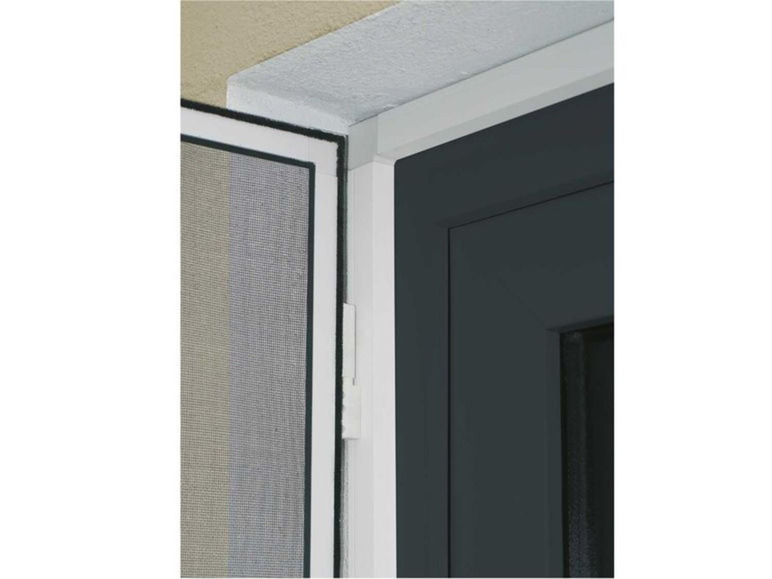Nahaufnahme einer dunkelgrauen Tür mit weißem Rahmen und integriertem Insektenschutzgitter.