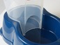 Eine blaue automatische Wassertränke für Haustiere