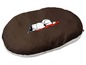 Ein braunes Hundebett mit Snoopy-Motiv.