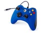 Blauer drahtloser Gamepad mit USB-Kabel.