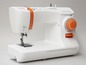 Eine weiße Nähmaschine von Toyota mit orangen Akzenten.
