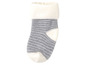 Gestreifte Babysocken mit weißem Rand.