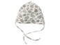 Eine weiße Baby Mütze mit einem Druck von grauen Nashörnern.