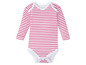 Ein gestreiftes rosafarbenes Baby-Body mit langen Ärmeln.