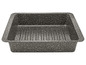 Eine quadratische Backform mit marmorieter Oberfläche.