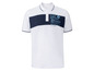 Ein weißes Poloshirt mit blauen Streifen und einem Boot-Motiv.
