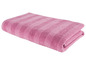 Ein rosa Handtuch mit Streifen.