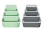 Zwei Sätze mit jeweils vier stapelbaren, quadratischen Lunchboxen in Grün und Grau.