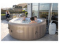 Ein aufblasbarer Whirlpool Lay-Z-Spa Palm Springs mit einer Gruppe entspannter Personen.