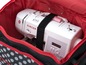 Eine Singer Nähmaschine in einer schwarzen Tasche mit weißen Punkten.