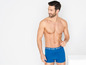 Mann in blauen Boxershorts der Marke N3VR STOP.
