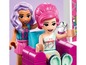 Lego Friends Puppen in einem rosa Salon mit Zubehör.