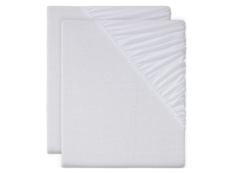 Zwei weiße Spannbettlaken für eine Matratze.