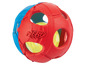 Ein roter und blauer Nerf Dog Ball mit Löchern.
