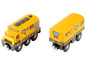 Ein gelber Holzzug mit einer Lokomotive und einem Waggon.