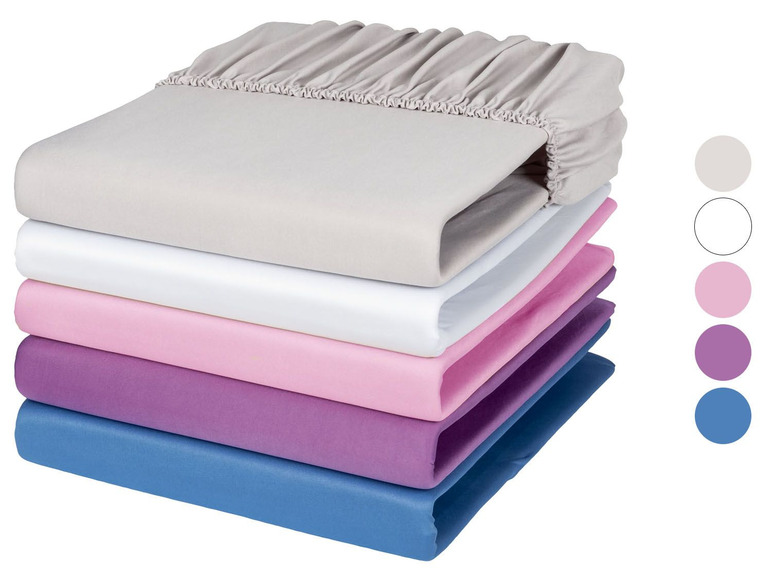 Ein Stapel von vier Spannbetttüchern in verschiedenen Farben: Grau, Weiß, Rosa und Lila.