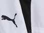 Weiße und schwarze Sportbekleidung mit dem Puma-Logo.