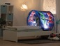 Ein Bett mit einem PJ Masks Schlafsack-Tunnel