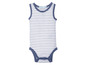 Ein gestreiftes Babybody mit blauen Details.