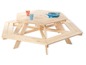 Ein Holz-Picknicktisch mit sechs Sitzplätzen.
