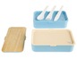 Eine blaue Lunchbox mit einem Holzdeckel und Besteck.