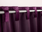 Lilafarbene Gardinen mit Samtband, an einer Metallstange aufgehängt.