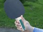 Eine Hand hält einen schwarzen Tischtennis Schläger von Schildkröt.
