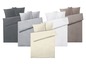 Bettwäsche in verschiedenen Farben: Grau, Hellgrau, Weiß und Beige.
