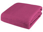 Eine gefaltete, rosa Waffeldecke.