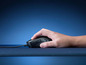 Eine Hand, die eine Razer Gaming-Maus benutzt.
