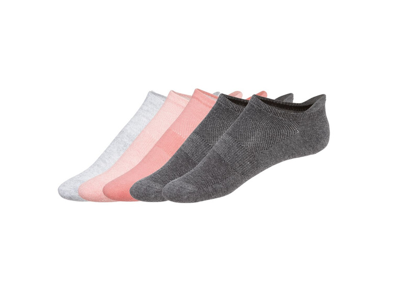 Ein Set mit vier Paar Socken in Grau- und Rosatönen.