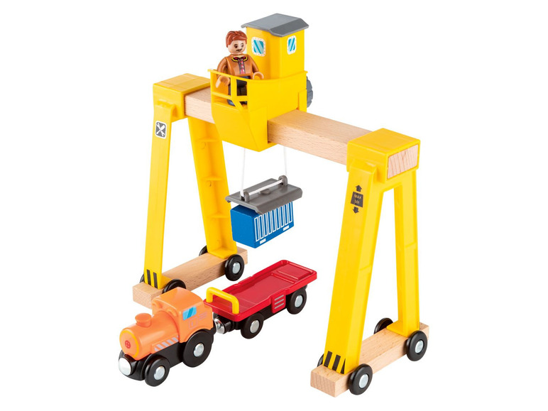 Ein gelber Kran mit einem Zug und einem Container.