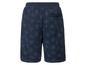 Blaue Shorts mit tropischem Muster.