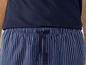Blauer Pyjama mit weißen Streifen