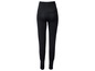 Schwarze Leggings mit gefalteten Beinen.