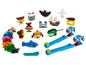 LEGO Classic Set mit Bauplatten, bunten Steinen und Modellen, darunter ein Schiff, eine Burg und ein Drache.