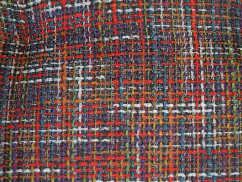 Stoff mit karierter Textur in Rot, Weiß, Blau, Grün und Lila.