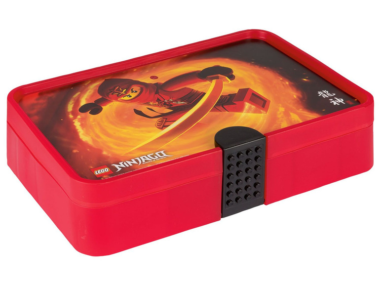 Eine rote LEGO Ninjago Lunchbox mit einem Bild eines Ninjas.