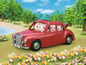 Ein rotes Auto mit dem Kennzeichen 'Family', voll mit Calico Critters Kaninchen.