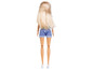 Eine Barbiepuppe mit Jeans-Shorts und weißen Schuhen.
